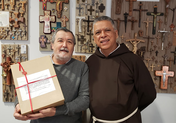 Frei Carlos Silva (direita) com o Postulador geral das Causas de Beatificação para a Ordem dos Freis Capuchinhos no mundo, frei Carlo Calloni. - Divulgação