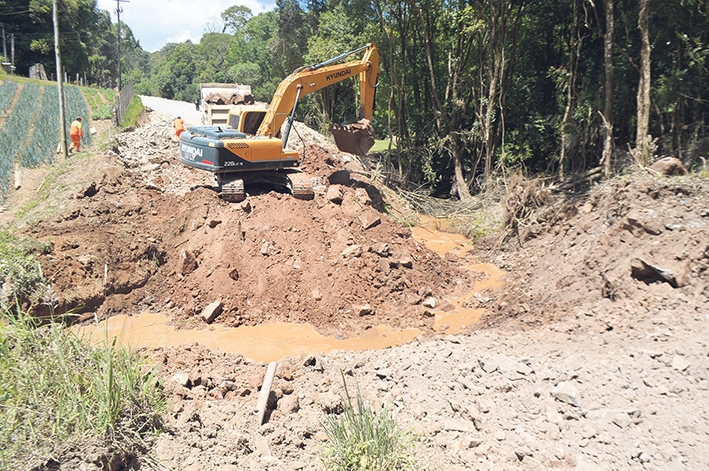 Obras bloqueiam totalmente o tráfego na Estrada Velha.  - Prefeitura de FC/ Divulgação