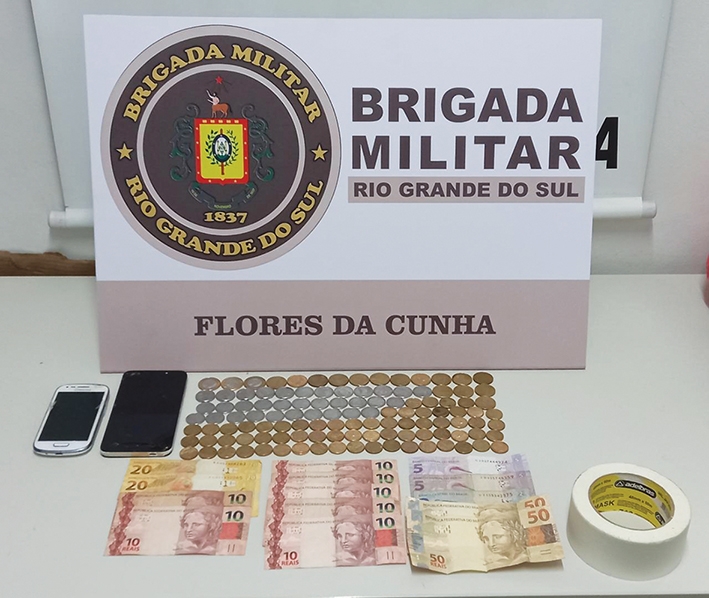 Dinheiro e objetos apreendidos estavam no interior de veículo furtado. - Brigada Militar/ Divulgação