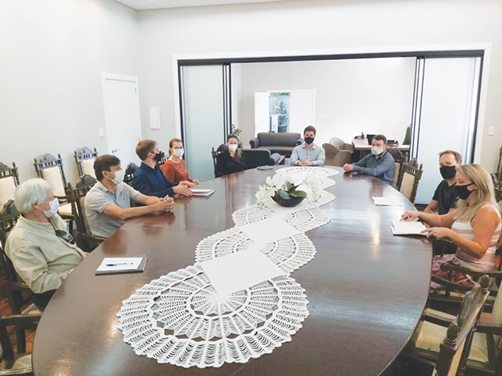 Reunião ocorreu no gabinete do prefeito César Ulian, em Flores da Cunha.  - Divulgação