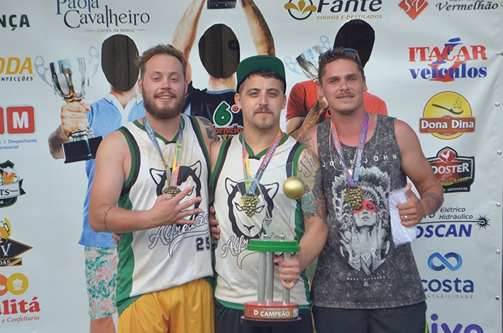 O trio formado por Murilo (E), Diego (C) e Benhur (D) conquistou o 4º título da modalidade em 2018, quando foi disputada a 6ª edição do torneio. - Jeferson Uliana Toscano/ Divulgação