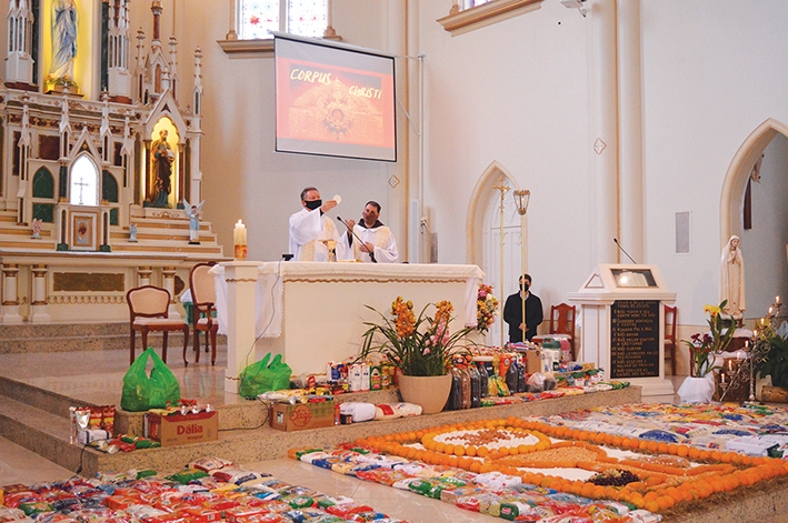 Em 2020, um lindo tapete foi confeccionado na Igreja Matriz com doações de alimentos.  - Arquivo O Florense