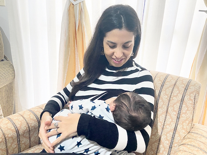 Monissa Sandi Gross amamenta o filho Lucca desde o momento de seu nascimento. - Pedro Henrique dos Santos