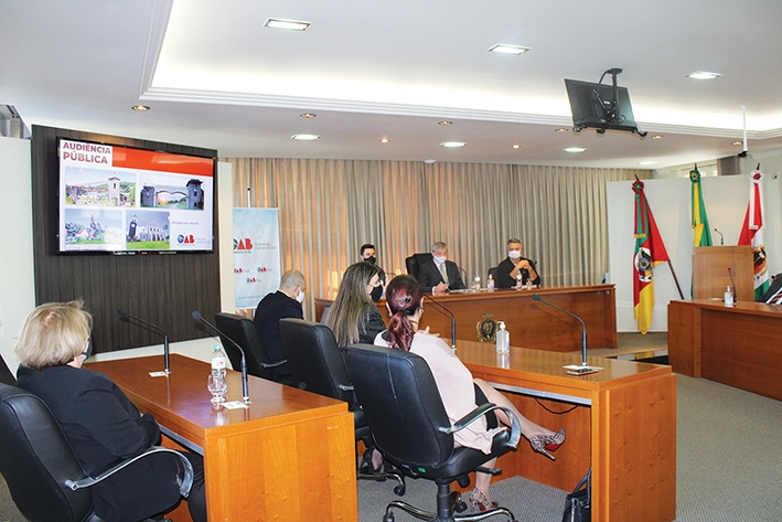 Audiência Pública foi realizada na Câmara de Vereadores contou com a participação de advogados e comunidade, além do poder Legislativo e Executivo. - Gabriela Fiorio