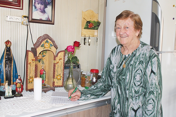 Aos 84 anos, Olga Gelain contabiliza mais de 80 nomes em seu caderno de orações a São Paulo.  - Karine Bergozza