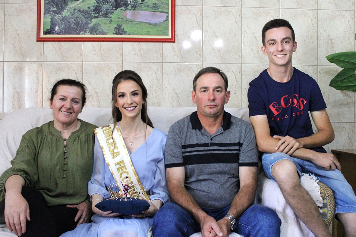 Andressa ao lado da família: a mãe Ivone, o pai Adilson, e o irmão, Rafael. - Gabriela Fiorio