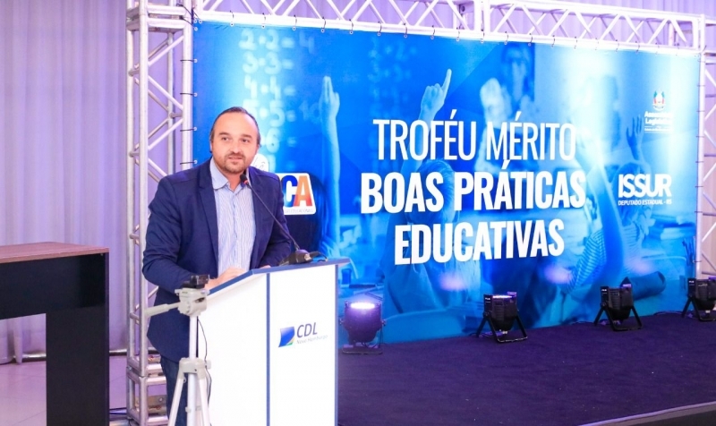O prêmio foi entregue ao secretário de Educação, Cultura e Desporto, Itamar Brusamarello. - Prefeitura de FC/ Divulgação