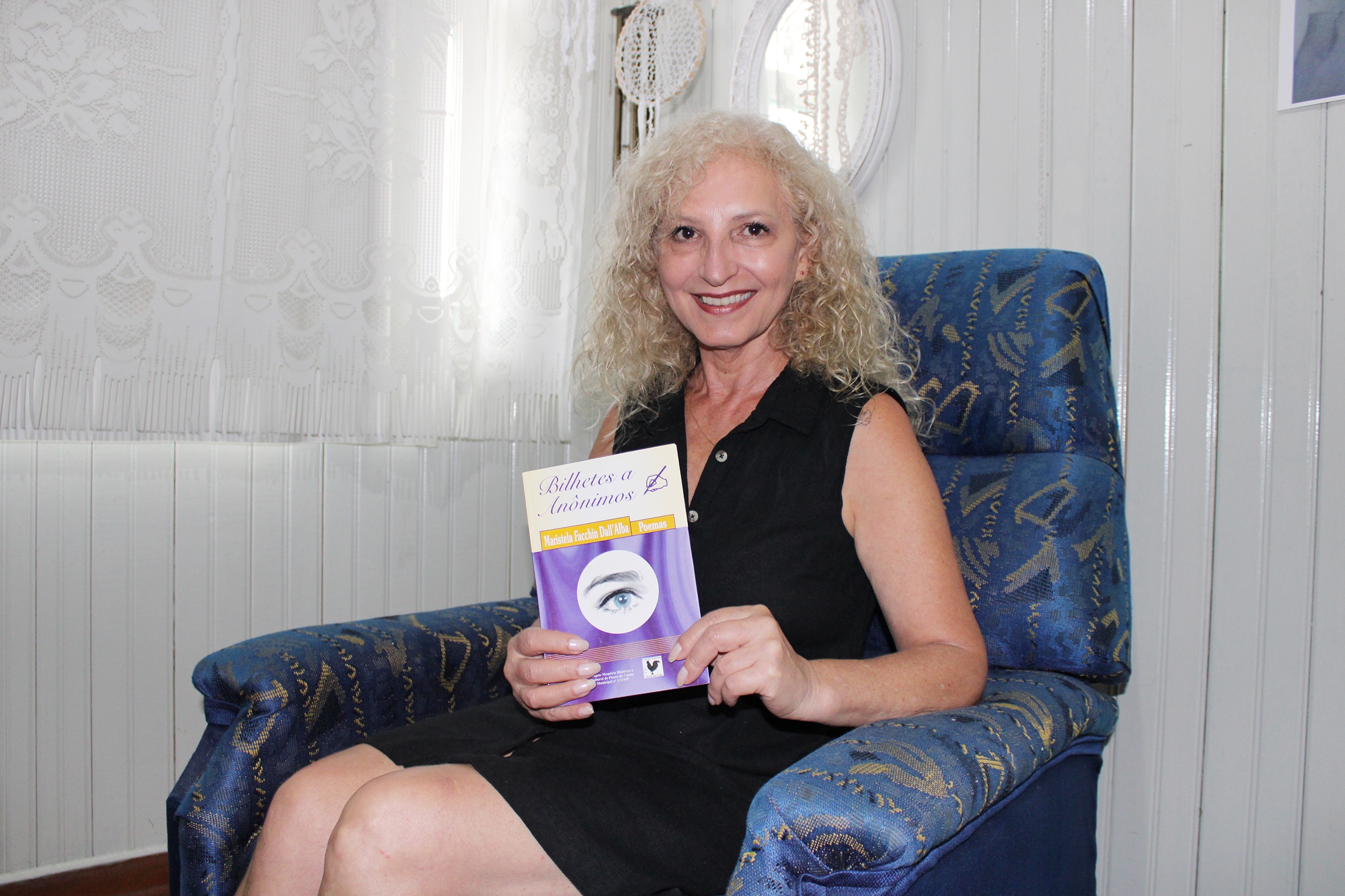 Maristela Facchin com seu primeiro livro, Bilhetes Anônimos, lançado há 22 anos.   - Karine Bergozza