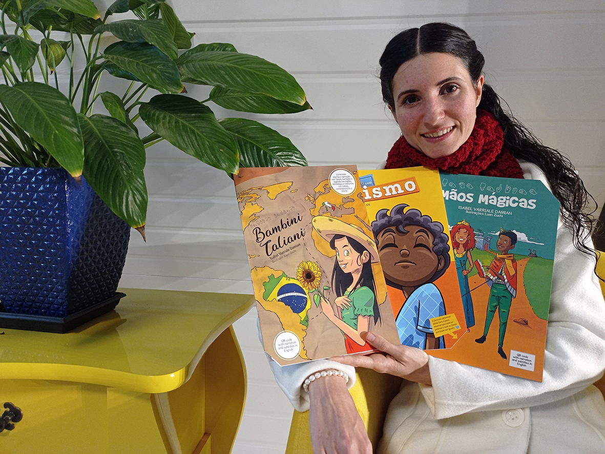 Isabel Damian orgulhosa com suas três obras: Bambini Taliani, Meu amigo com  Autismo e Mãos Mágicas. - Arquivo Pessoal/ Divulgação