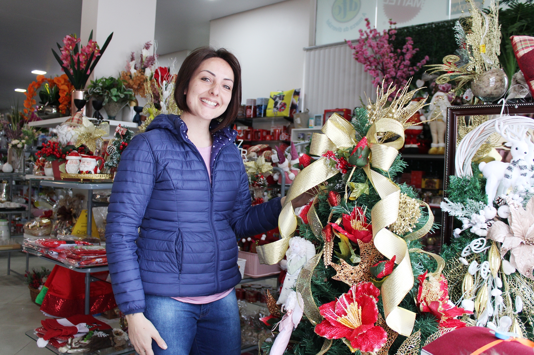 Patriele Zanela Slaviero rodeada por itens natalinos da Decori’s Presentes e Decorações.  - Karine Bergozza