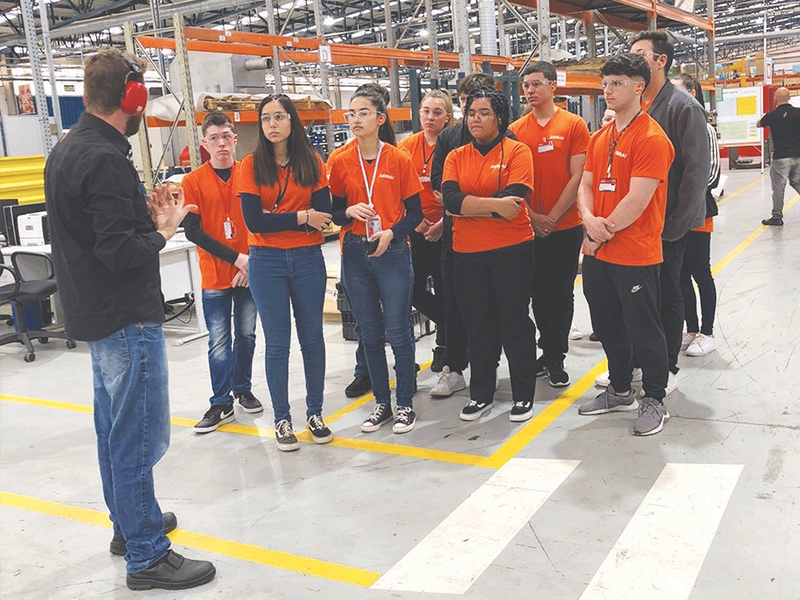 Estudantes visitaram empresas do município. - CE/Divulgação