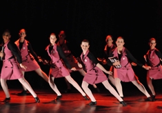 Noventa bailarinas apresentarão ballet clássico e jazz. - Divulgação