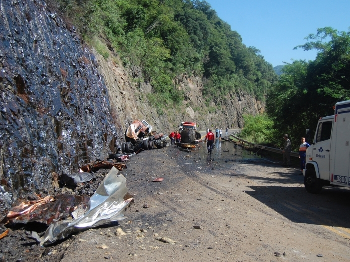 Caminhão atingiu paredão rochoso no Km 109 da rodovia estadual. - NaHora/Antonio Coloda