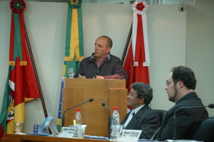Presidentes do STI, Adauto de Sousa Lima, e do Sinduscon, Valdemor Trentin, durante tribuna livre.  - Danúbia Otobelli