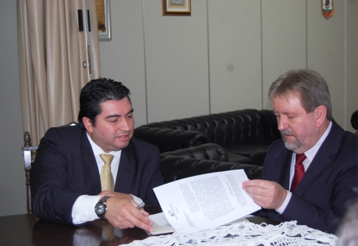 Kock (E) e o prefeito Heberle assinaram o documento que prevê um novo serviço para Flores da Cunha. - Antonio Coloda