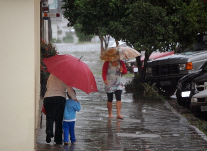 Chuva e ventania em Flores da Cunha iniciaram no final da manhã. - NaHora/Antonio Coloda
