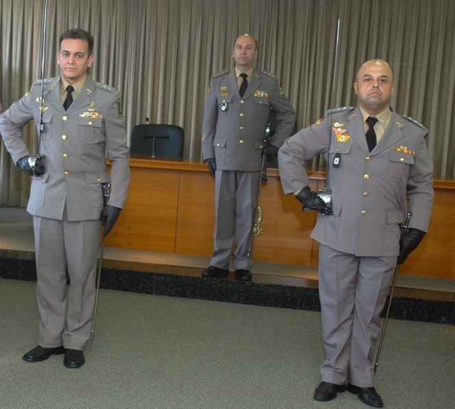 Capitão Juliano (E), tenente-coronel Knebel (C) e capitão Márcio Leandro (D). - Fabiano Provin