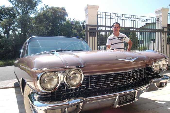 Ronco do motor do Cadillac 1960 faz brilhar os olhos do empresário Sergio Corradi. - 