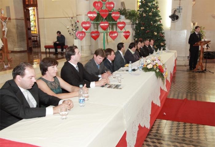 Silvino Maróstica (E), durante o juramento do prefeito Itamar Bernardi (D), é quem presidirá o Legislativo no biênio 2013-2014. - Rosa Nery/Divulgação