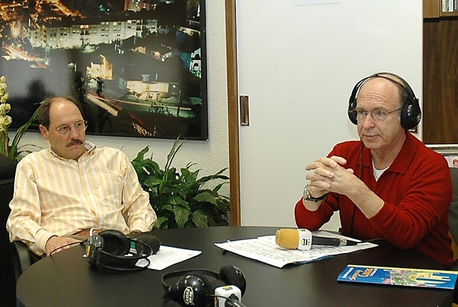 Mambrini (D) com o ex-prefeito caxiense José Ivo Sartori (E), durante apresentação de um programa da rádio Caxias em 2007. - Prefeitura de Caxias do Sul/Divulgação