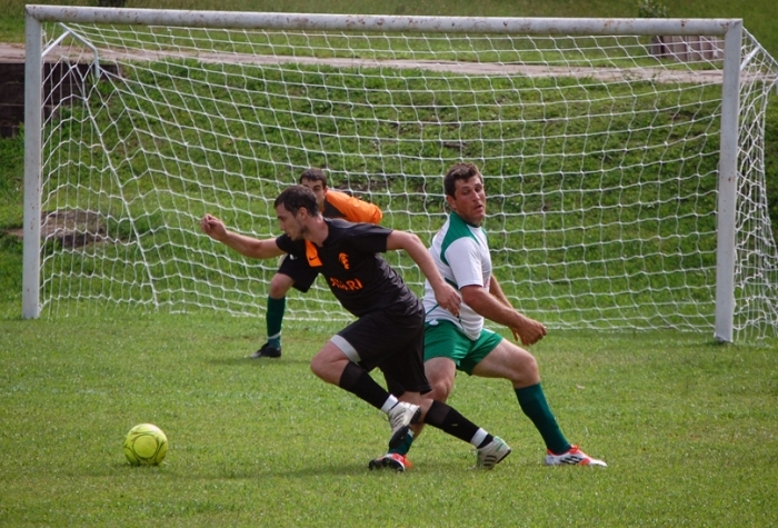 Cristian (com a bola) marcou três na vitória do Madruga sobre o Palmeiras por 4 x 2. - NaHora/Antonio Coloda