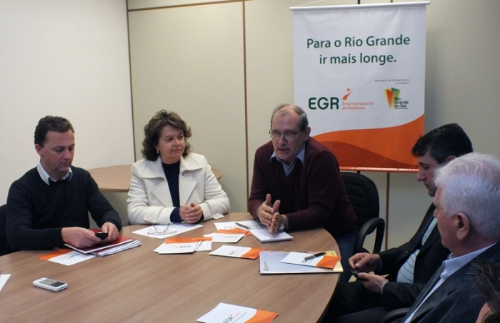 Lídio (E) participou do encontro intermediado pela deputada Marisa com o presidente da EGR. - Claiton Stumpf/Divulgação