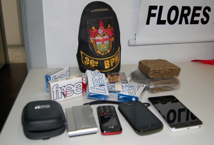 Droga, cigarros e celulares foram apreendidos com o suspeito. - Antonio Coloda