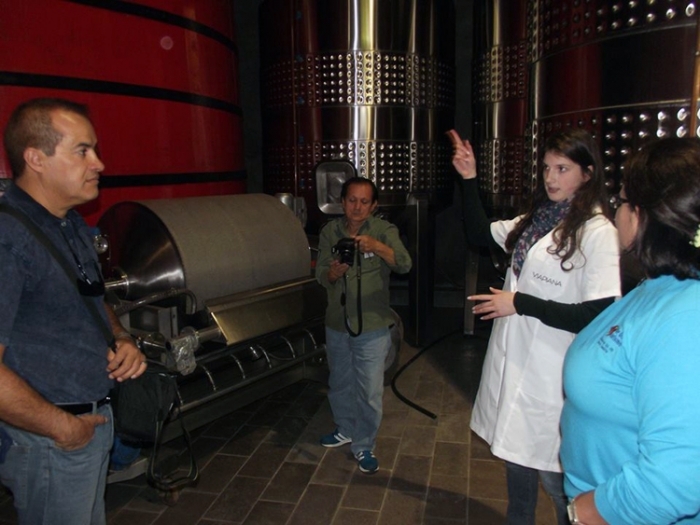 Na vinícola Viapiana, Débora Viapiana explicou o processo de vinificação aos visitantes. - Prefeitura de Flores da Cunha/Divulgação