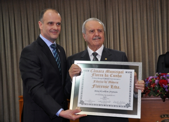 Certificado foi entregue a Castellan (E) pelo presidente da Casa, Jorge de Godoy (D). - Larissa Verdi