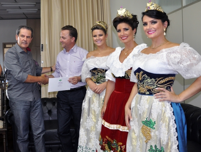 Prefeitos de Caxias (E) e de Flores com as soberanas do evento. - Larissa Verdi