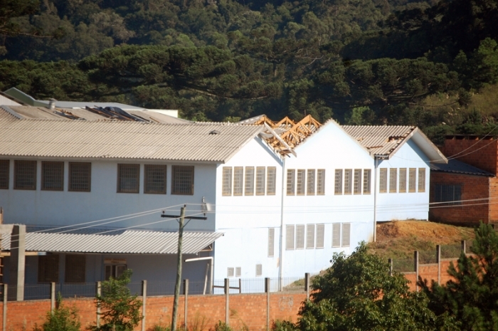 Telhado da Escola Leonel Brizola terá de ser trocado devido à intempérie. - Antonio Coloda