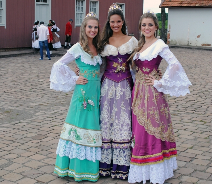 Atuais soberanas, rainha Elisa (C) e princesas Duana (E) e Ariane (D), foram escolhidas em 2010 para a Festa de 2011. - Jaqueline Gambin/Câmara de Flores da Cunha/Divulgação