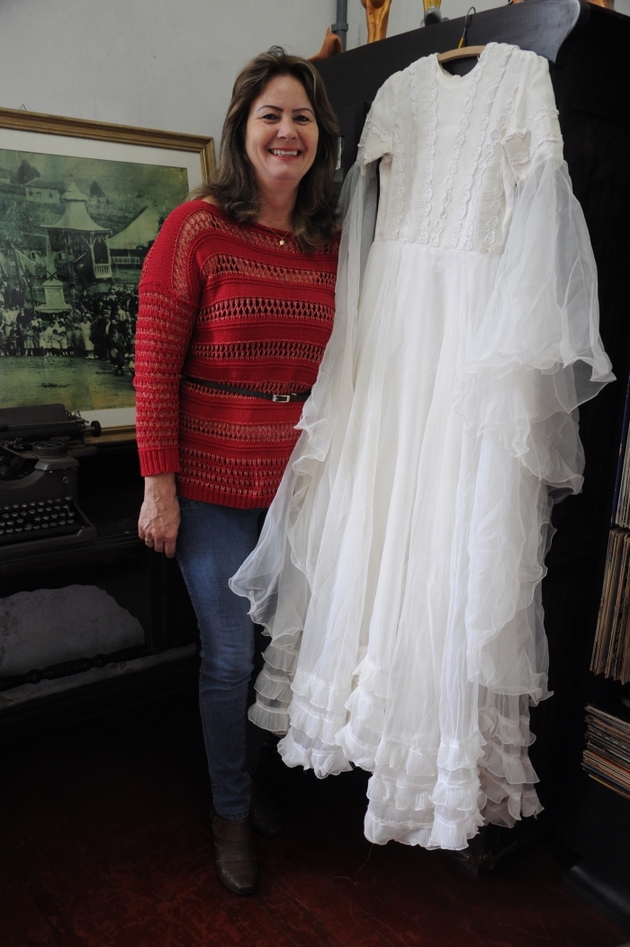 Oili Betanin doou seu vestido de noiva há 30 anos. - Larissa Verdi