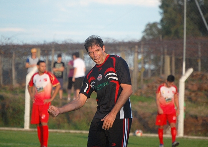 Zagueiro Maurício foi decisivo ao marcar dois gols na vitória por 4 x 2 sobre o Paranaguá. - Antonio Coloda