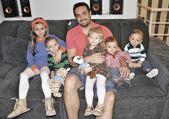 Camilo e Daiane com os filhos Camilli, Martina e os trigêmeos Bruno, Henrique e Mateus. - Larissa Verdi