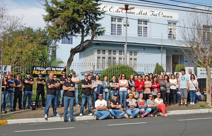 Ato foi realizado em frente à Escola Frei Caneca. - Antonio Coloda