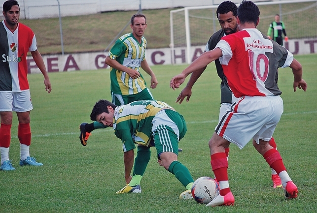 São Vitor (camisa verde), que eliminou o União nos pênaltis, é o segundo representante de Mato Perso na semifinal. - Antonio Coloda