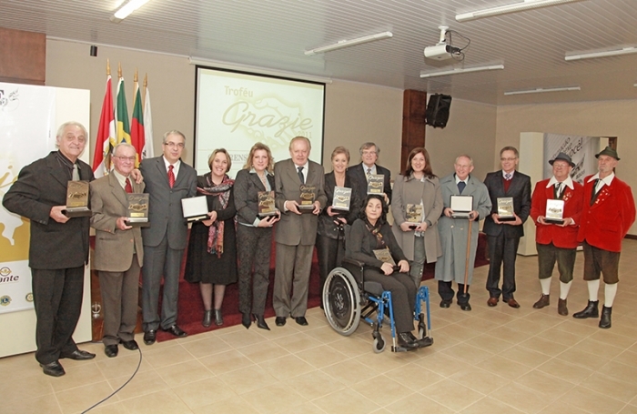 Representantes do Jornal O Florense com os homenageados em 2011. - Arquivo O Florense