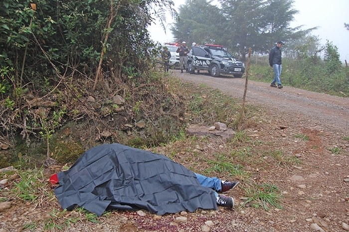 Corpo e veículo da vítima foram encontrados às margens da estrada de acesso à capela Medianeira. - Antonio Coloda