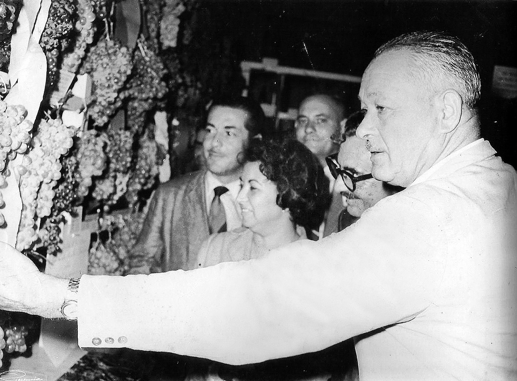 João Slaviero (primeiro à esquerda) apresenta ao presidente Jânio Quadros as uvas da Cantina Slaviero em 1961, durante a Festa da Uva. - Acervo pessoal de Floriano Molon/Divulgação
