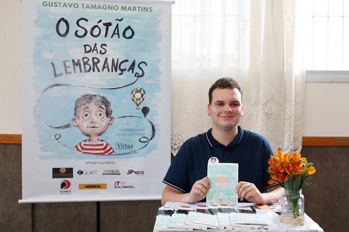 Escritor caxiense Gustavo Tamagno Martins, de 19 anos. - Glaucia de Dordi/Divulgação